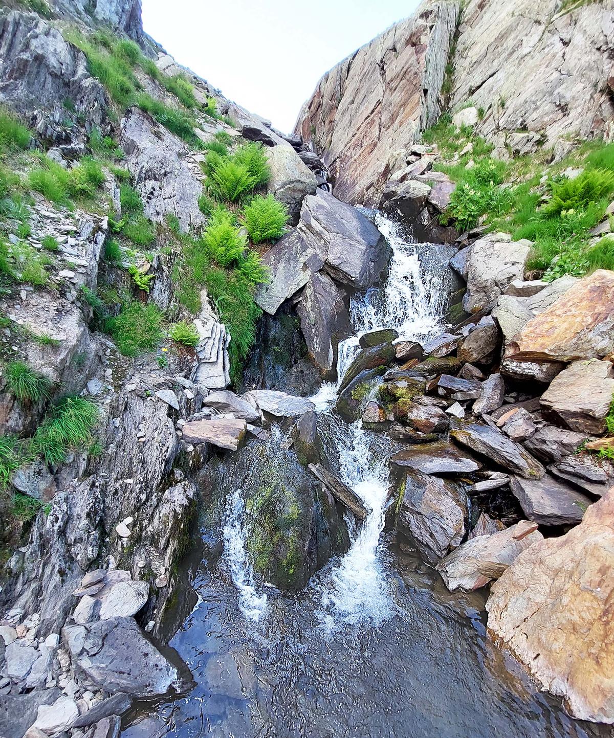 Der erste Rheinfall: Gleich hinter dem See geht es für den Vorderrhein erstmals steil bergab.