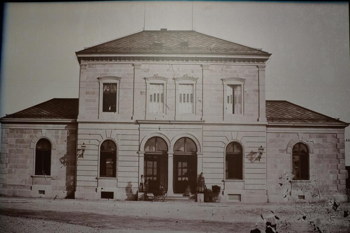 Die alte Fotografie zeigt, wie der Bahnhof von 1864 in Zug ausgesehen hat.