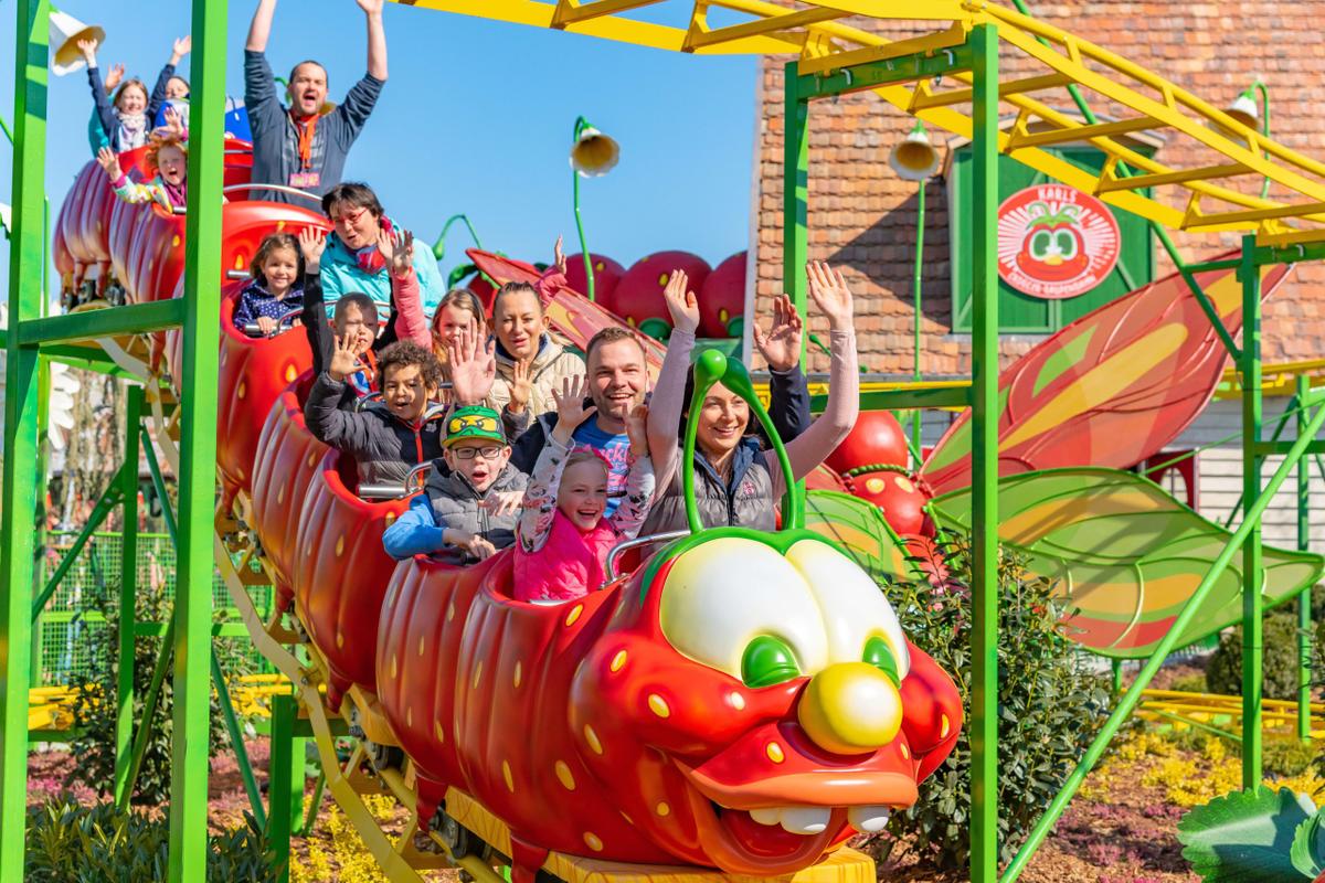 Eine Achterbahn im Kirschen-Look dürfte Schweizer Familien ebenso anlocken wie hier beim Erdbeer-Erlebnispark in Deutschland.