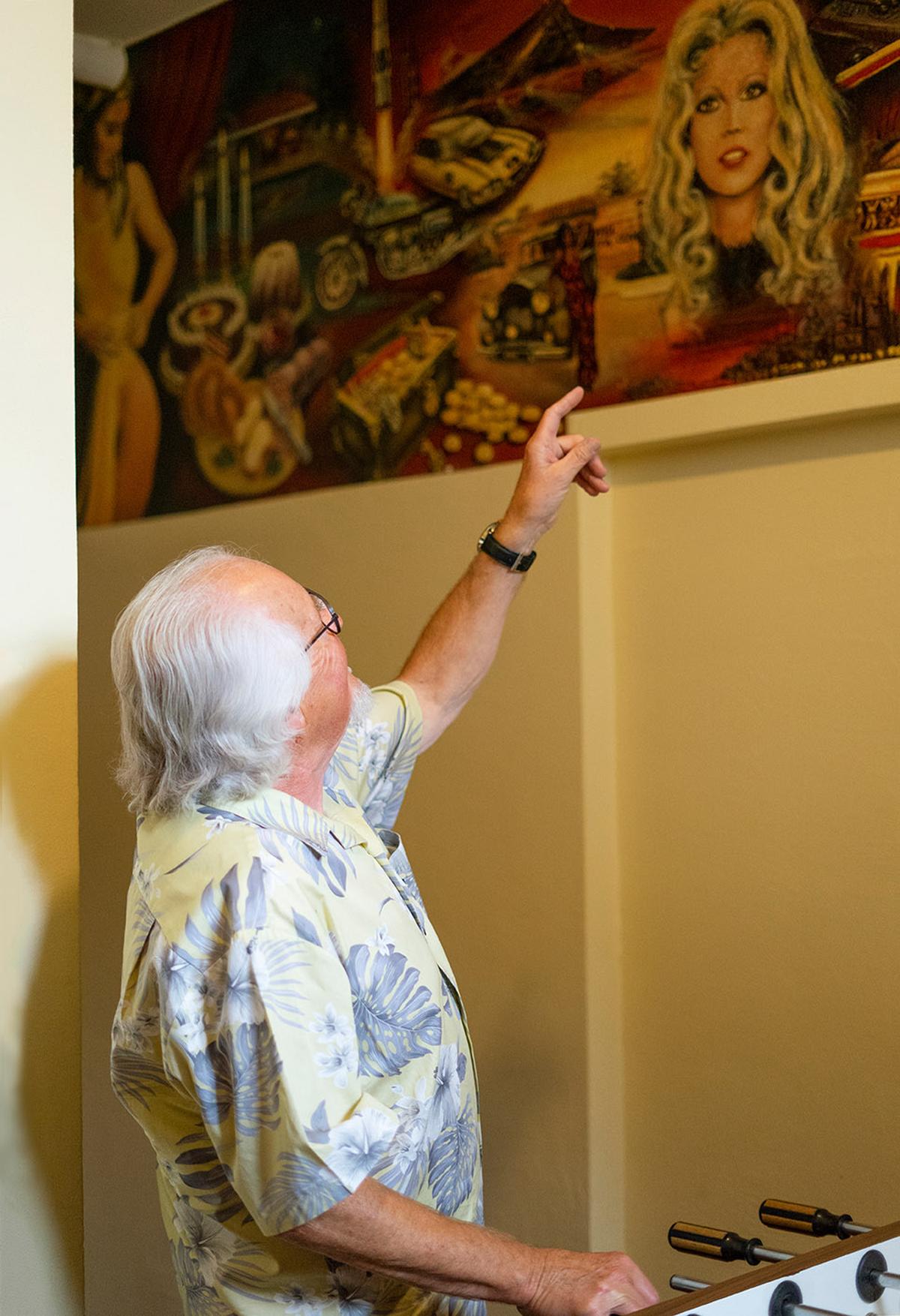 Hugo Siegrist betrachtet das Gemälde, das er 1975 gemalt hat.