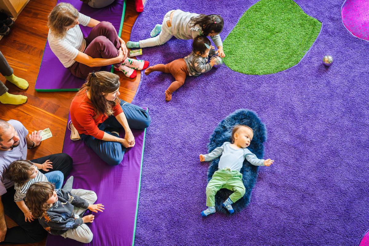 Im Foyer wurde ein grosser weicher lila Teppich ausgebreitet, an dme sich Eltern, Grosseltern, Kinder, Babys und Begleitpersonen trafen.