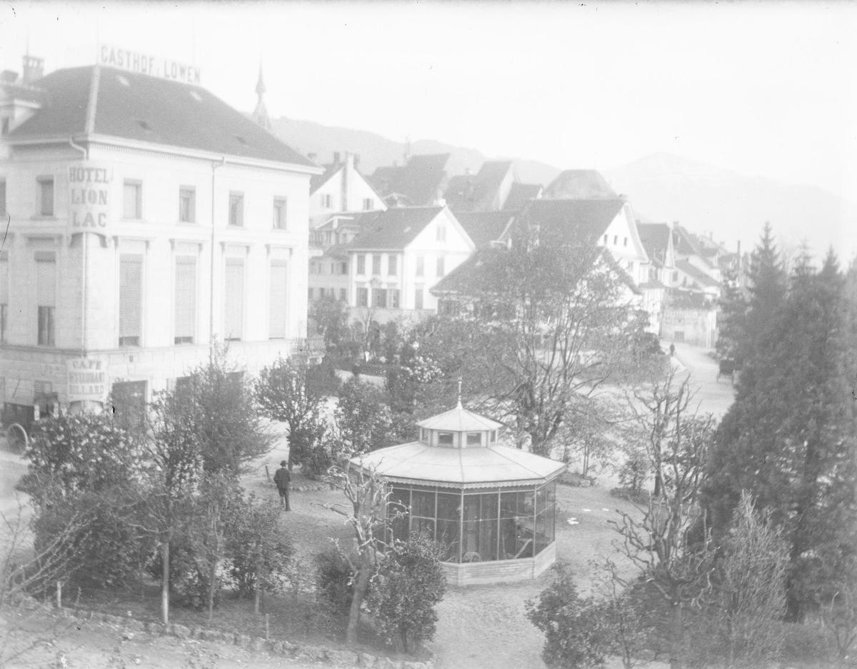 Das Hotel Löwen am See beim Landsgemeindeplatz Zug, im Vordergrund ist die erste Vogelvoliere zu sehen.