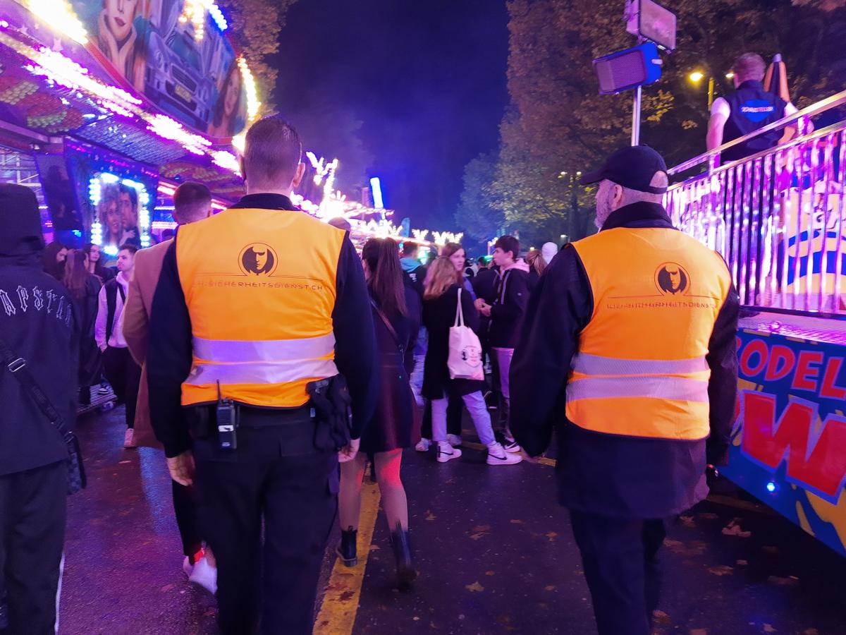 Bereits vor der Schliessung drehen die zwei Sicherheitsmänner ihre Runden durch die Määs.