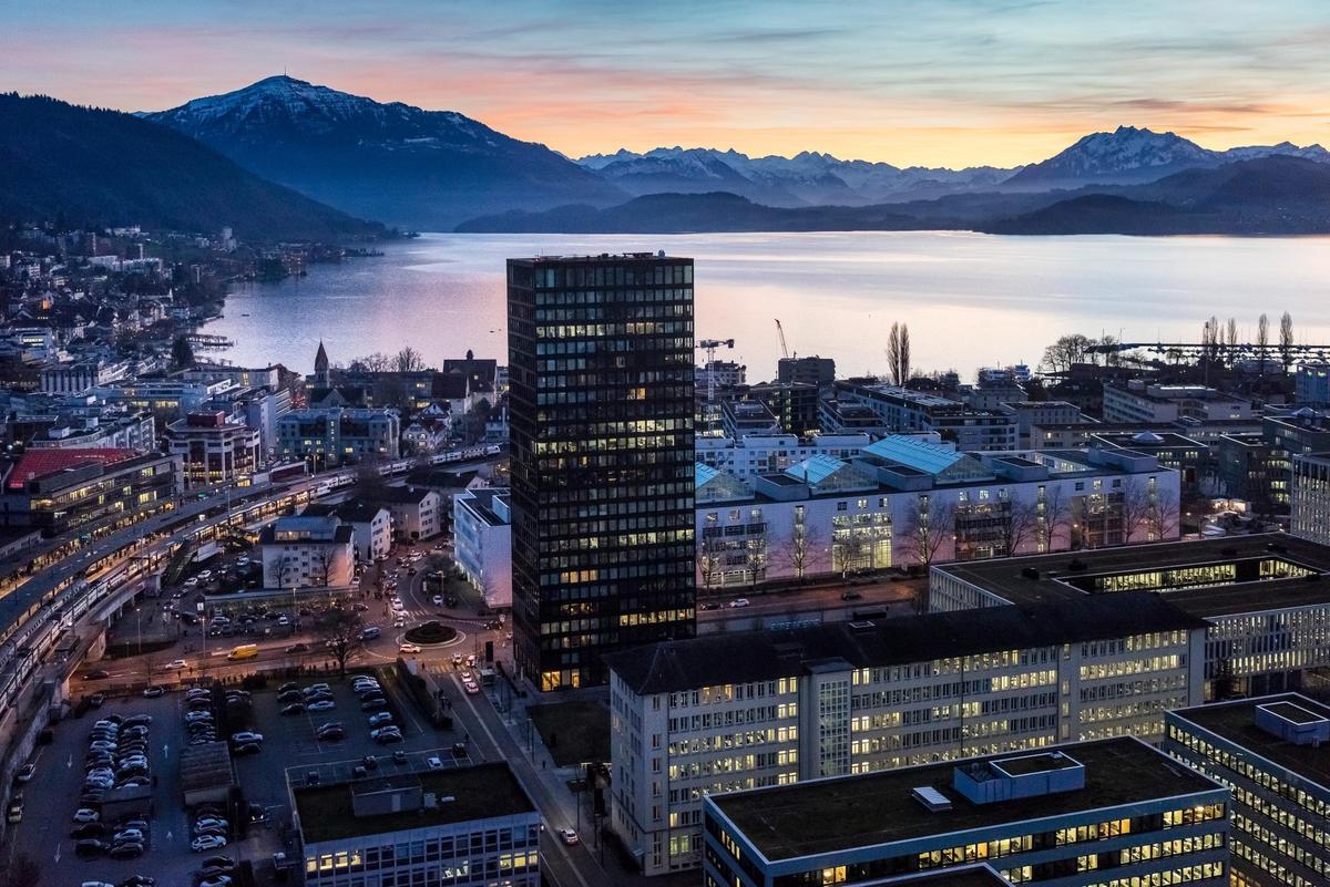 Zug ist einer der Hauptstandorte grosser internationaler Unternehmen in der Schweiz. Mit der neuen OECD-Mindeststeuer müssen die bald tiefer in die Tasche langen, als bisher.
