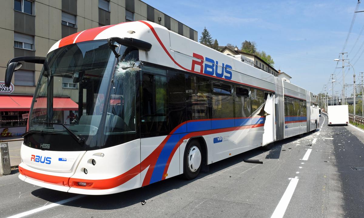 Bei dem Busunfall in Luzern sind im April 2021 mehrere Menschen verletzt worden.