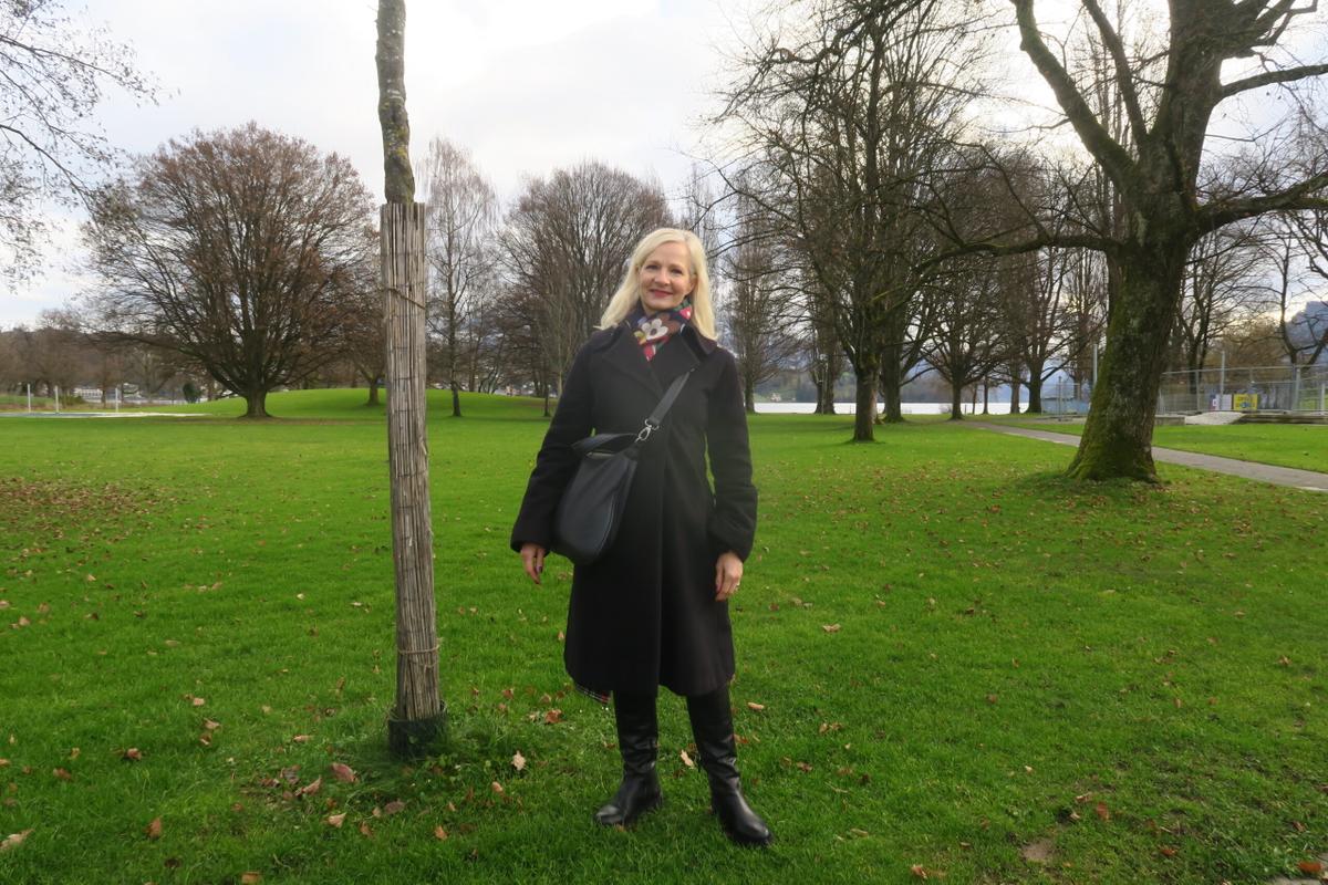 Stadträtin Manuela Jost bewundert den Baumbestand des Strandbad Tribschen.