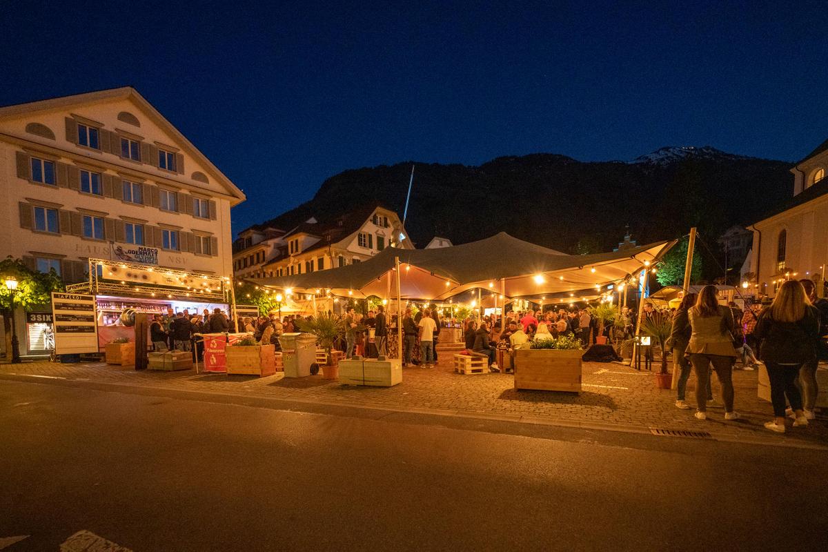 Das Volksfest rückt den Dorfplatz ins Zentrum und bespielt diesen historischen Ort mit Musik, Kunst und einem breiten gastronomischen Angebot.