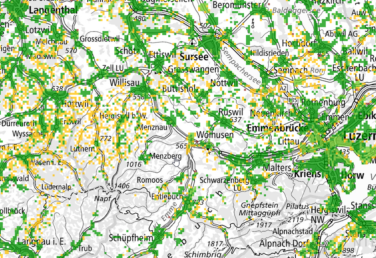 Eine weisse Karte der Region Willisau und Wolhusen. Darauf sind einige grüne und gelbe Punkte zu sehen. Sie sagt aus, dass abseits der Dörfer die Breitbandabdeckung unter 100 Mbit pro Sekunde liegt.