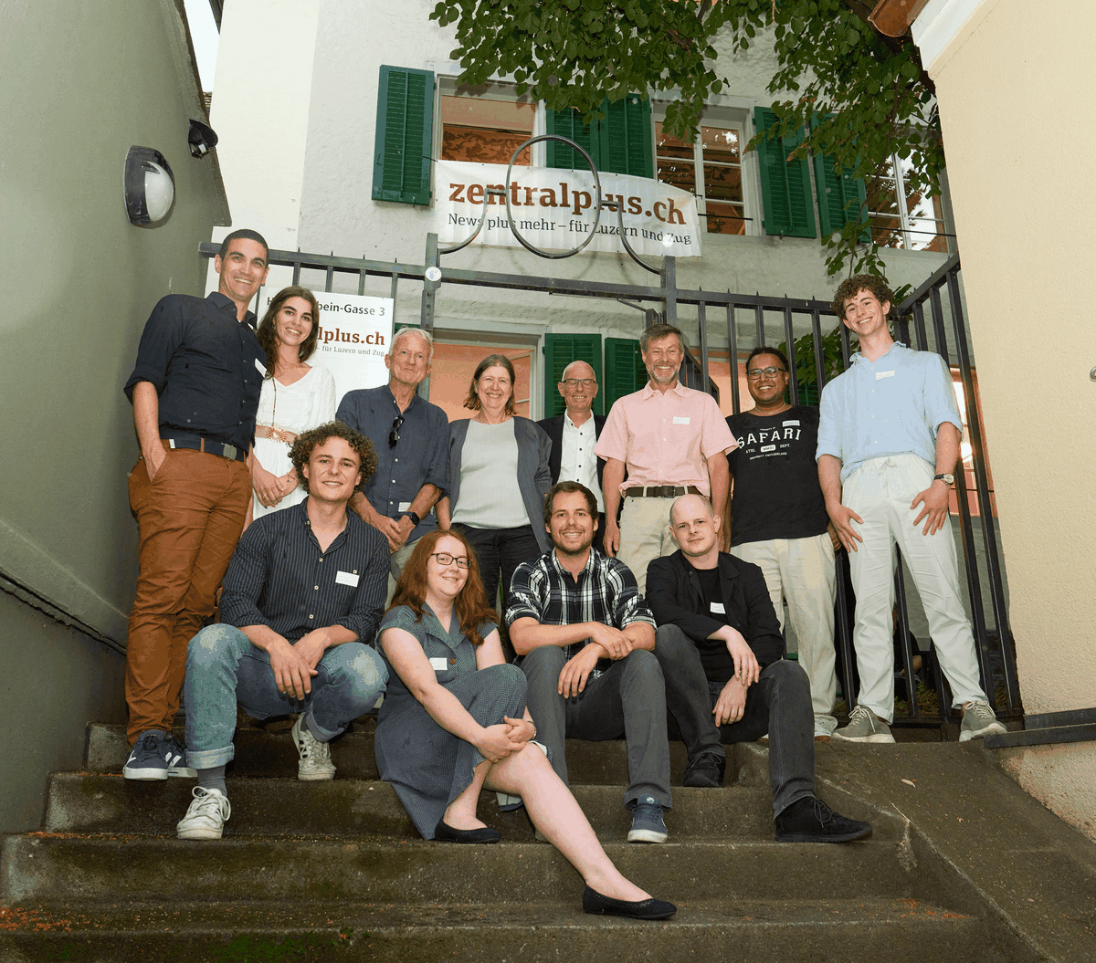 Das Team von zentralplus mit Verwaltungsrat vor dem neuen Standort