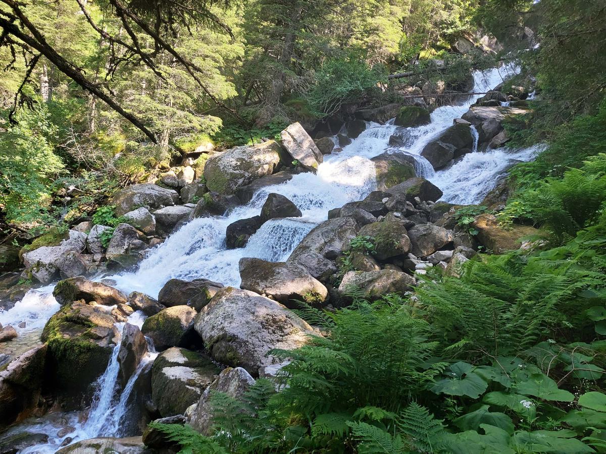 Auch auf dem Abstieg von der Treschhütte geht es wieder an einem Wasserfall vorbei.