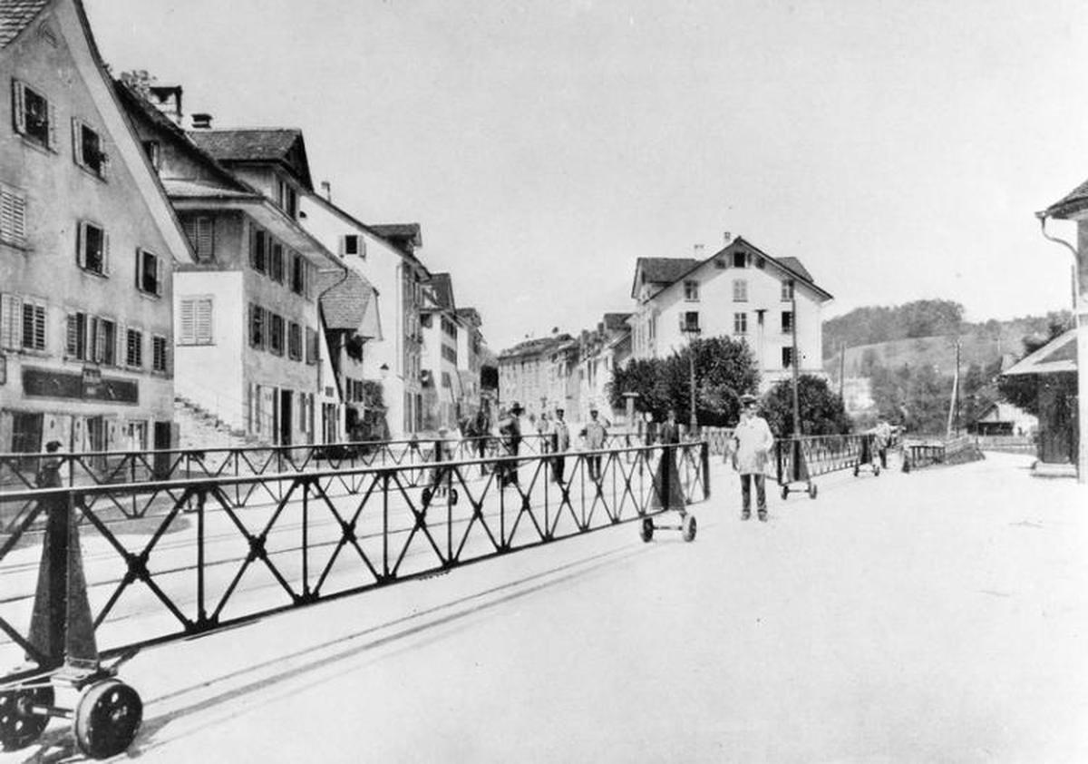 Baselstrasse: Vor dem Bau der Eisenbahnbrücke blockierte die Rollbarriere stundenlang den Verkehr.