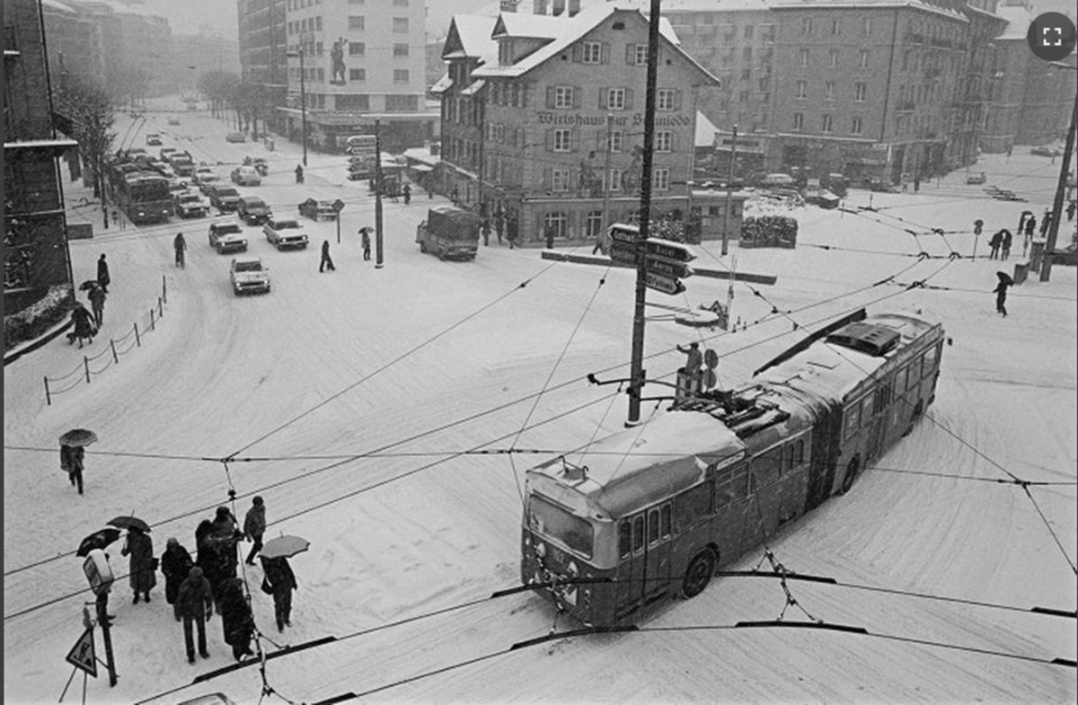Bewährungsprobe für Trolley-Busse im Winter auf dem Pilatusplatz.