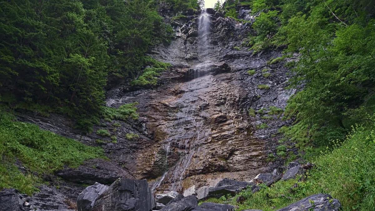 Der 60 Meter hohe Taetschbachfall hinter Engelberg.