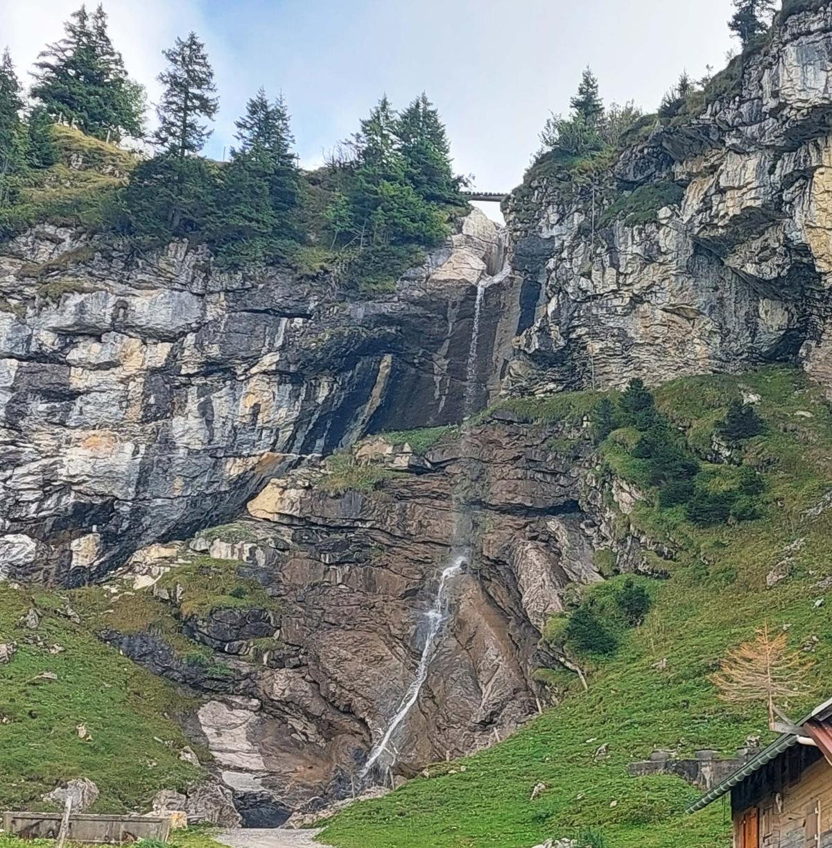 Der Älggibach rauscht beim Mittelpunkt der Schweiz als Wasserfall ins Tal.