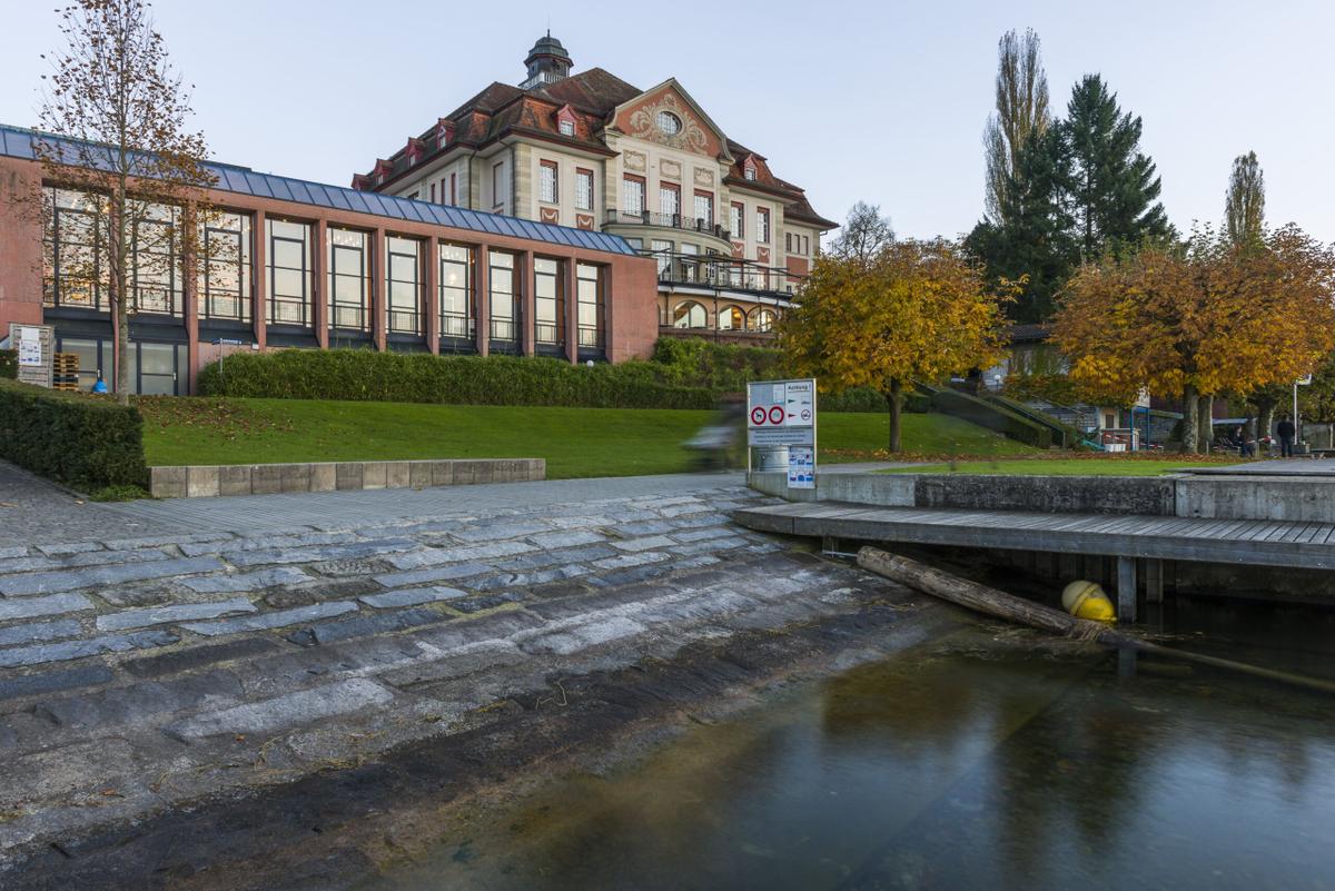 Zahlreiche stark subventionierte Stadtzuger Sportveranstalter und Kulturinstitutionen sollen Gratiseintritte oder reduzierte Tarife, so etwa das hier abgebildete Theater Casino, für Stadtzuger gewähren.