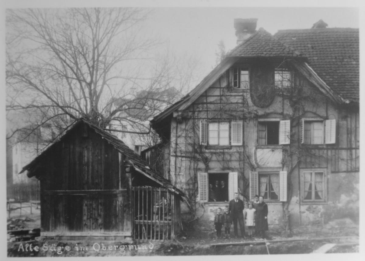 Undatierte Aufnahme der Familie Liniger vor ihrer Säge.