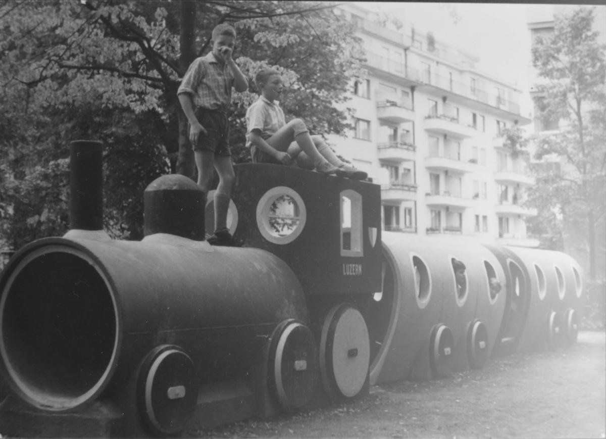 Störten sich 1961 offenbar noch nicht am Verkehr. Fotoaufnahme anlässlich der Eröffnung eines neuen Spielplatzes im Lindengärtli.