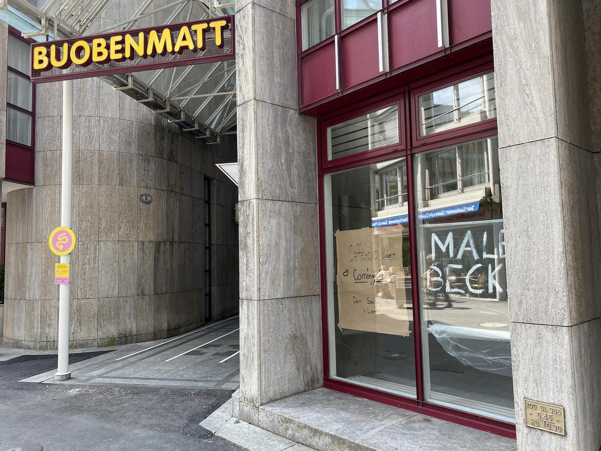In die Ladenfläche rechts zieht das neue Café ein.
