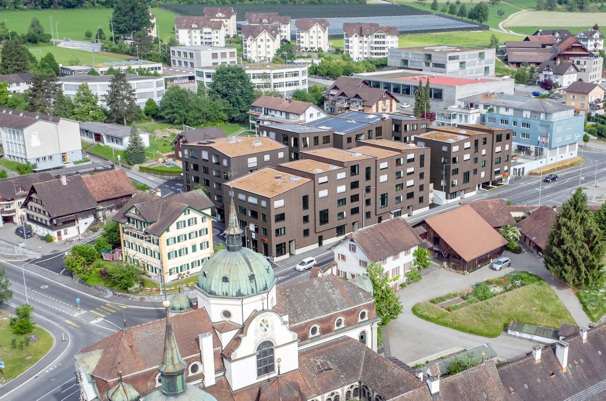 Die auffällige Gebäudetypologie ist deutlich dichter als die umliegenden Bauten.
