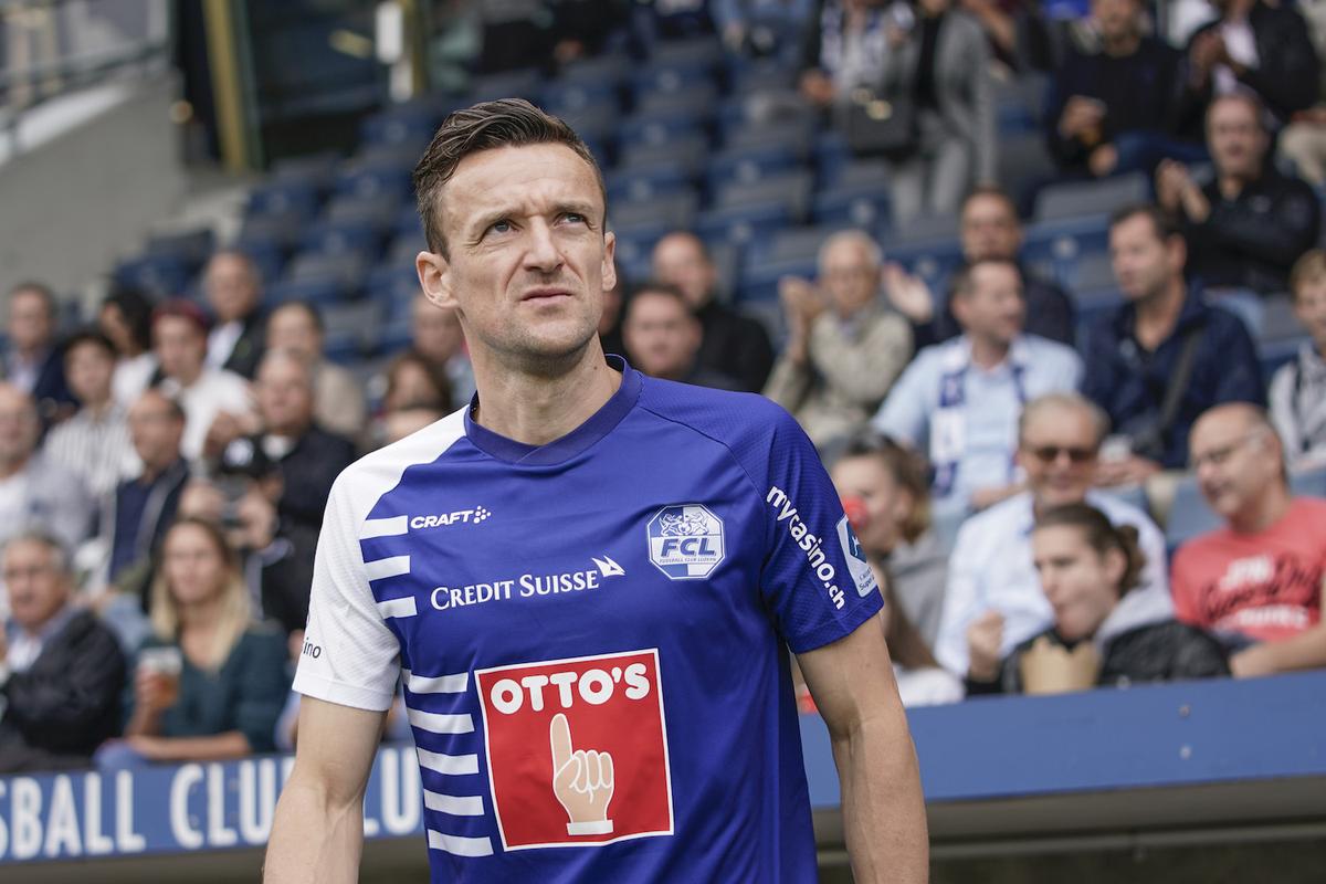 Christian Gentner im FCL-Trikot vor der Zuschauertribüne.