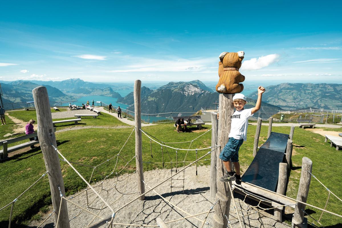 Der Spielplatz auf dem Fronalpstock bietet ein einzigartiges Panorama – idealer Ausflug an Pfingsten