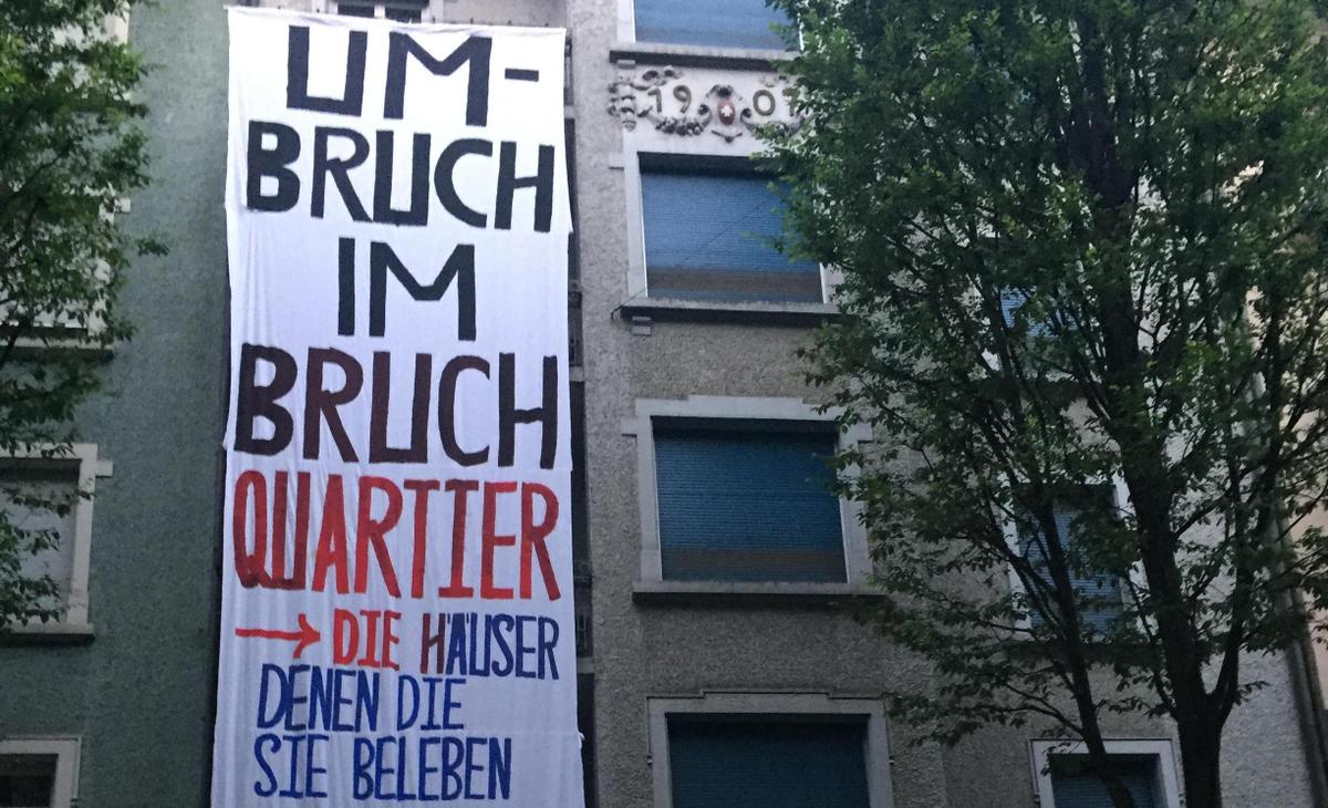 Das Haus an der Bruchstrasse ist zu einer Besetzung geworden – wie Transparente deutlich machen.
