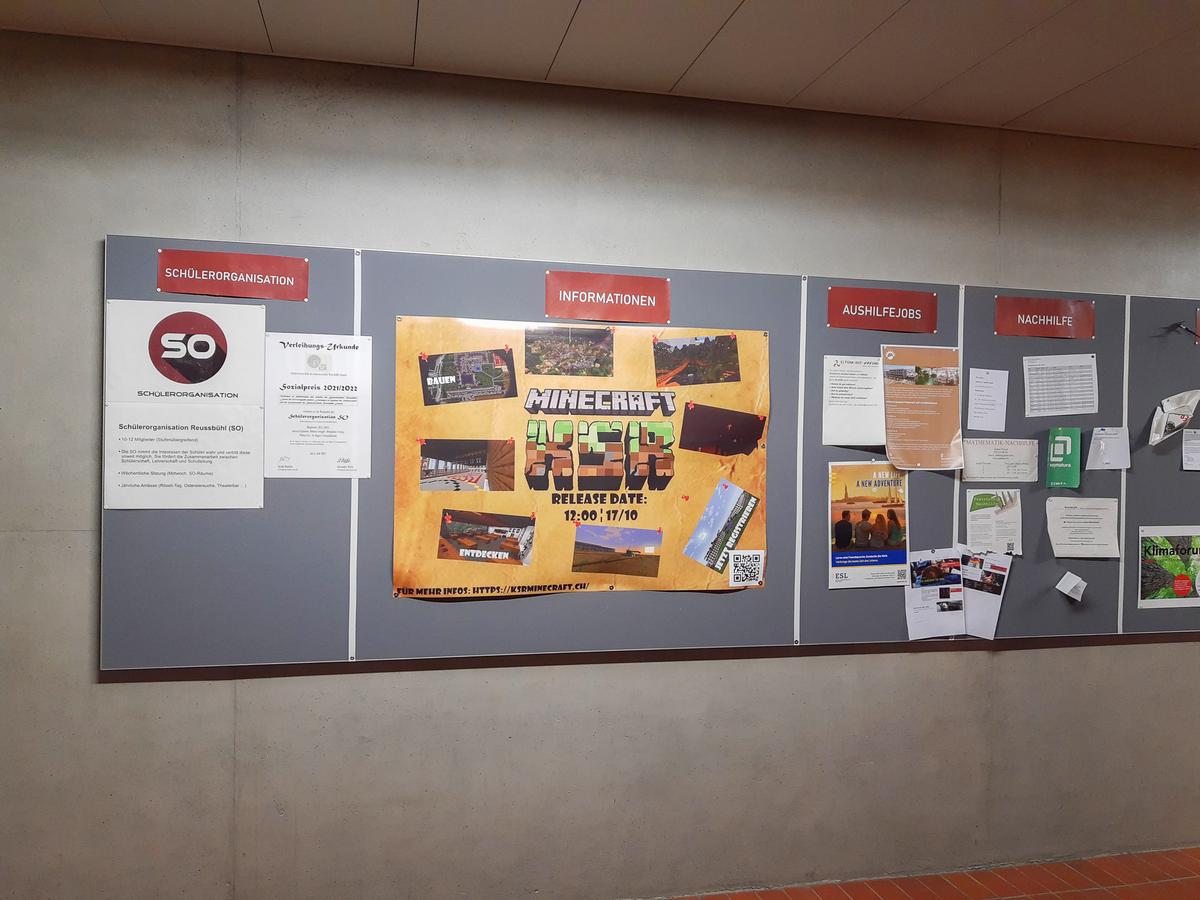 Im Schulhaus machen mehrere Plakate auf das Projekt aufmerksam.