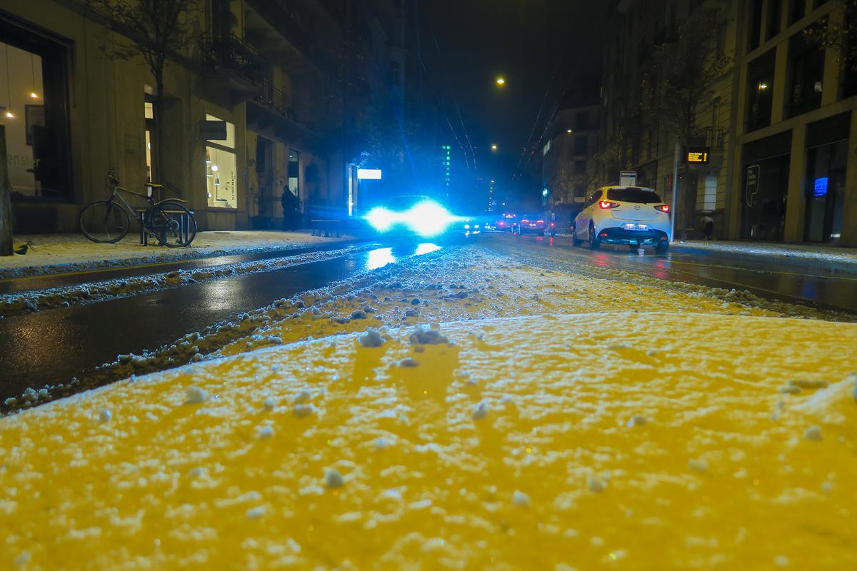 Zum ersten Mal diesen Winter blieb der Schnee am Morgen auf den Strassen von Luzern liegen.