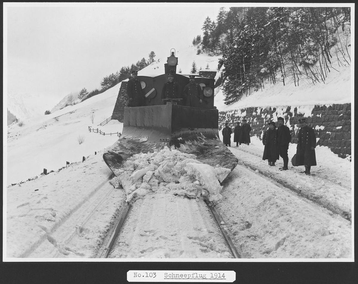 Den Schnee konnte man bis dahin nur durch die an den Lokomotiven angebrachten Schneeräumer und fahrbaren vorgespannten Schneepflügen räumen.