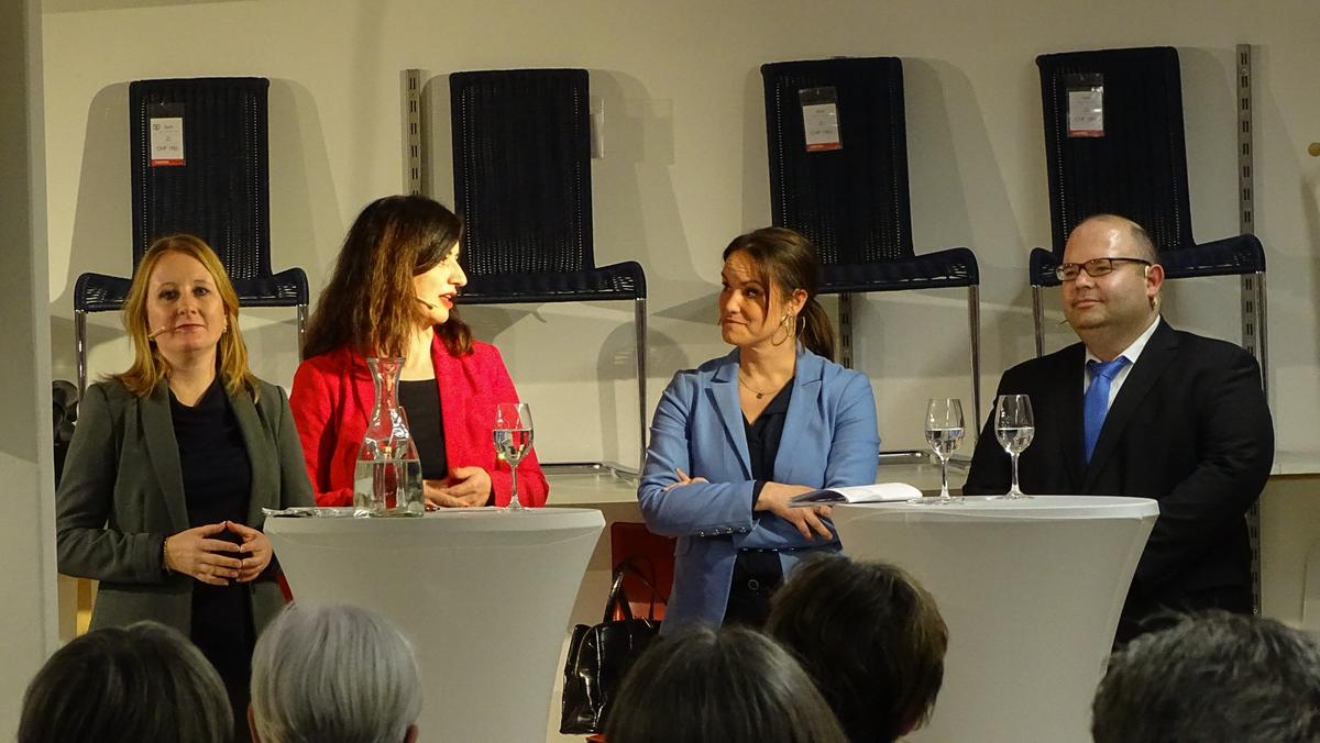 Die Kandidatinnen hörten sich beim Podium des Mieterinnenverbands Luzern aufmerksam zu.
