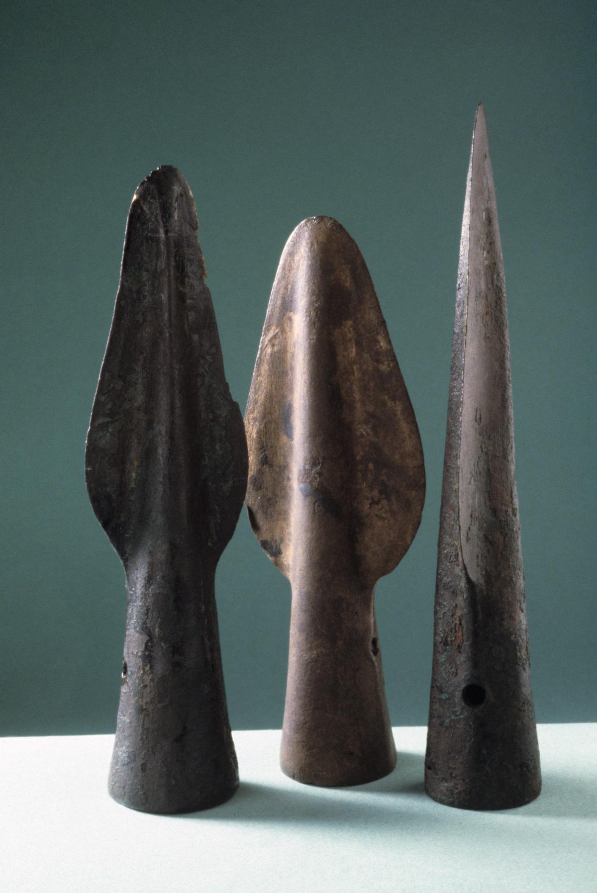 Gussformen belegen, dass auch am Zugersee in der Bronzezeit Waffen geschmiedet wurden. Bronzene Lanzenspitzen aus dem Pfahlbaudorf Zug, Sumpf (ca. 1056–850 v. Chr.).