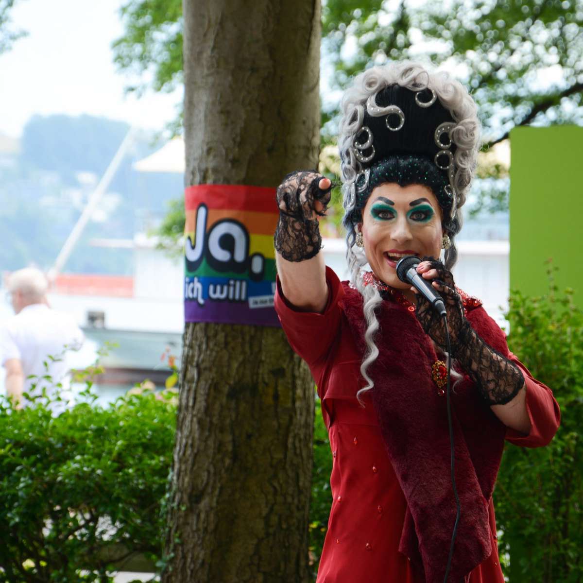 Luzerner Dragqueen Vio la Cornuta kritisiert Polizei