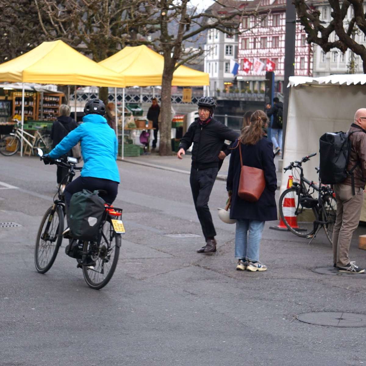 Achtung Velo! Wochenmarkt Luzern ist ein Spiessrutenlauf