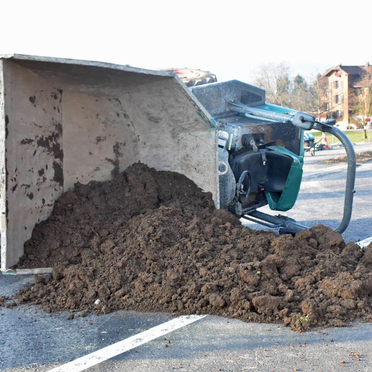Unfall in Weggis: Baufahrzeug kippt, Fahrer verletzt
