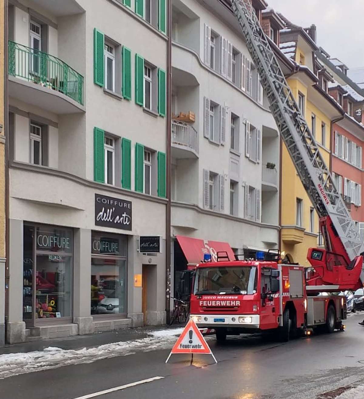 Auto beschädigt: Luzerner Feuerwehr musste wegen Dachlawine ausrücken