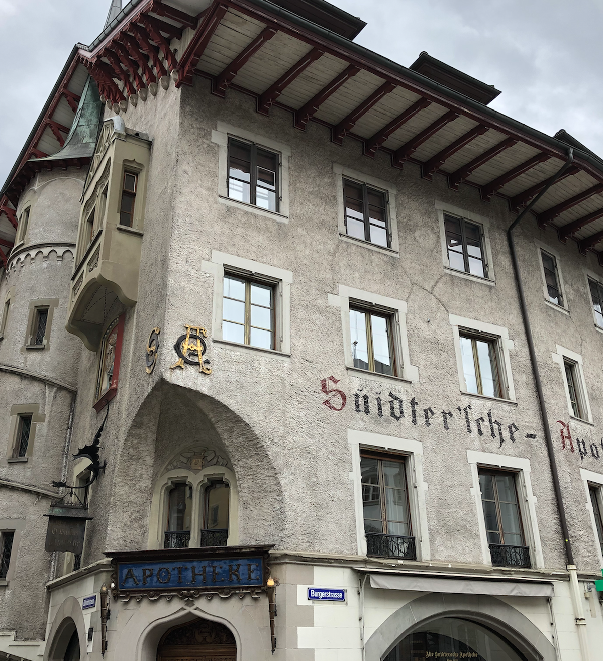 Hirn an! Weisst du, wie alt diese Luzerner Bauwerke sind?