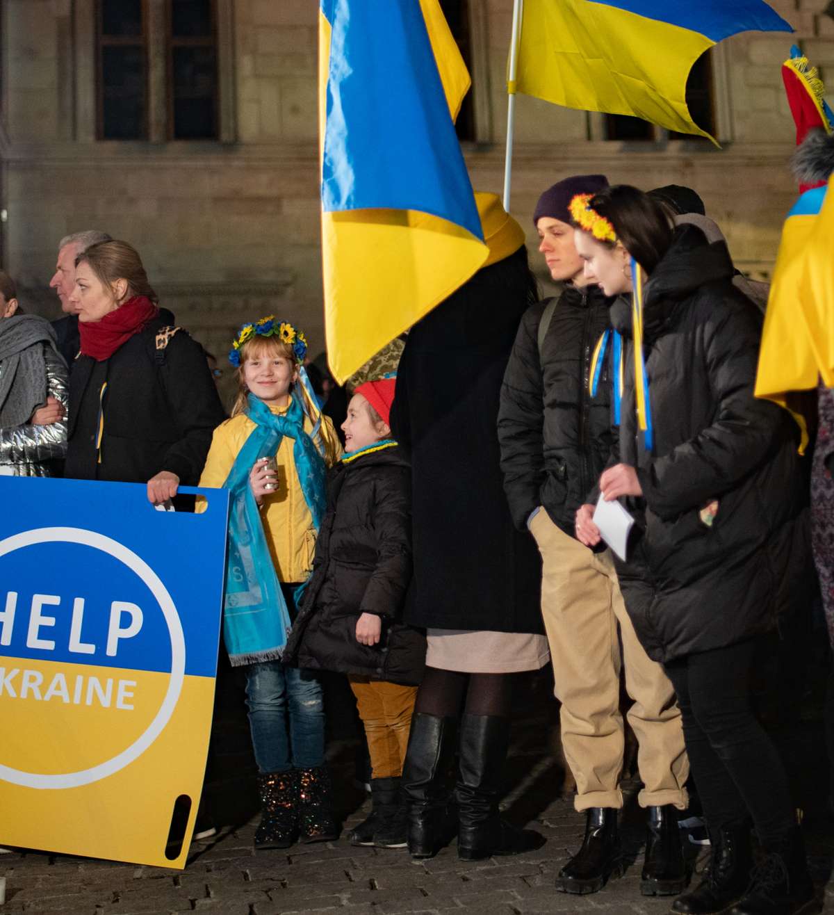 Fast tausend Menschen demonstrieren gegen den Krieg