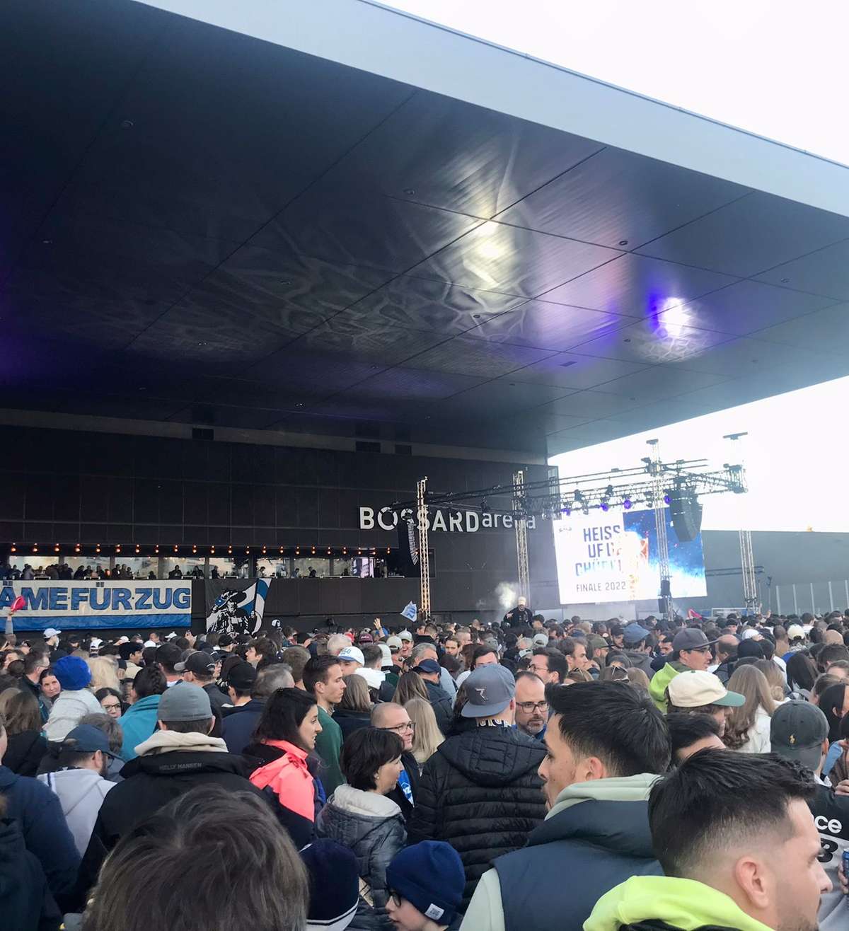 Freinacht in Zug: So fieberten die Fans mit dem EVZ