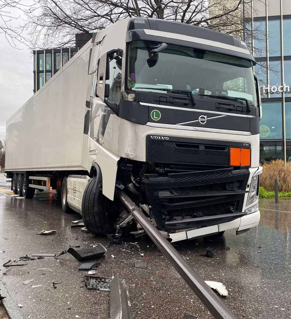 Rotkreuz: Lastwagenfahrer kracht in Strassenlaterne