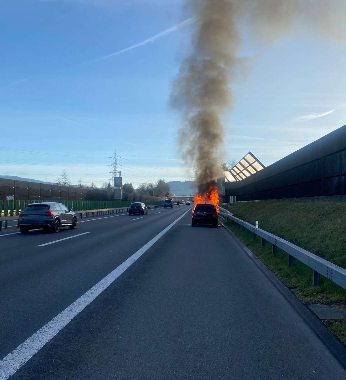 Fahrzeugbrand in Baar führte zu Stau im Morgenverkehr