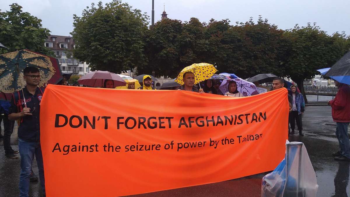 Demonstration im Luzerner Regen für Menschen in Afghanistan