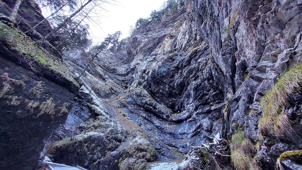 In der Eiszapfenschlucht: Wanderung im Kleinen Melchtal