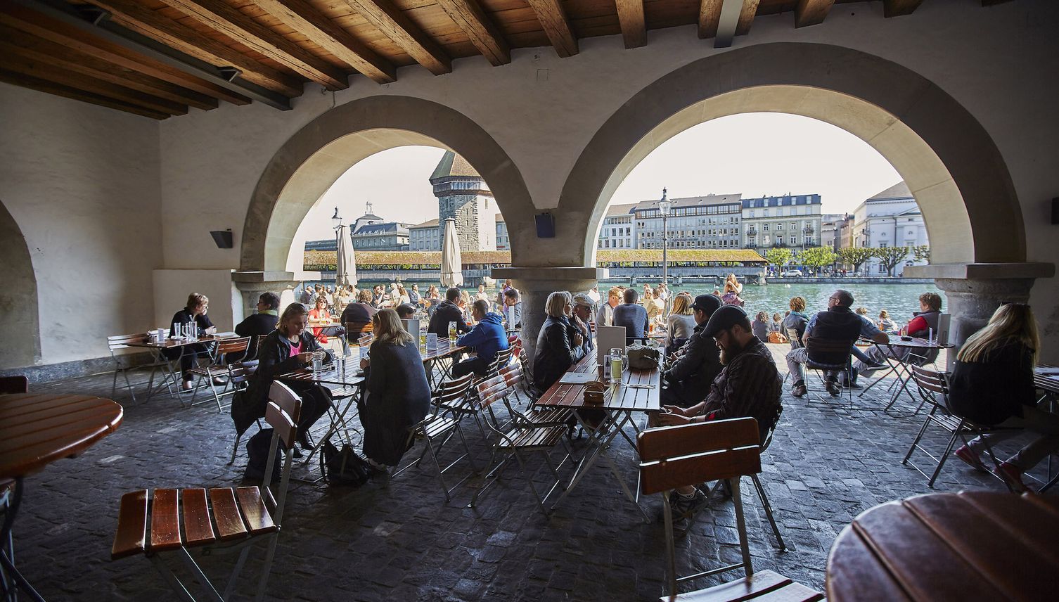 Ein Bier auf der Terrasse? Die Rathaus Brauerei in Luzern wäre bereit