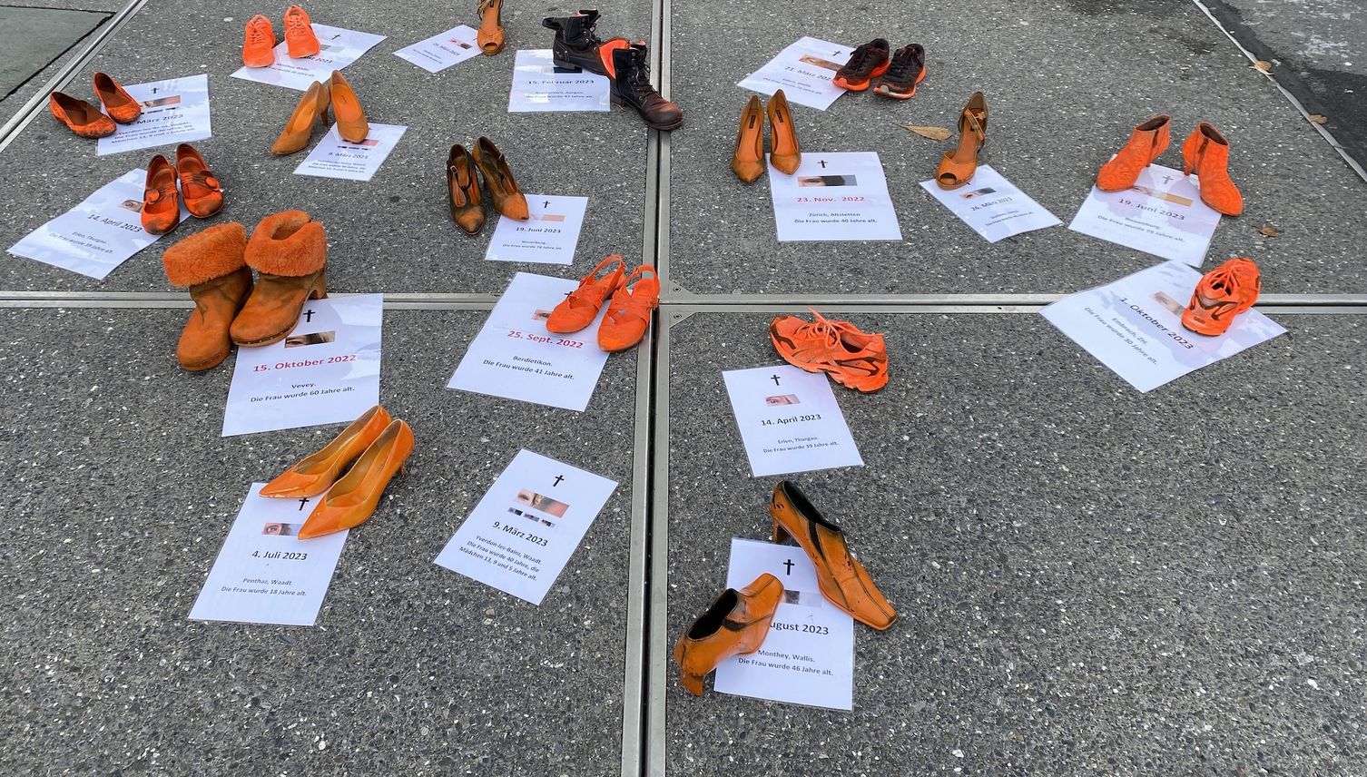 Darum standen orange Schuhe beim Luzerner Bahnhofsplatz