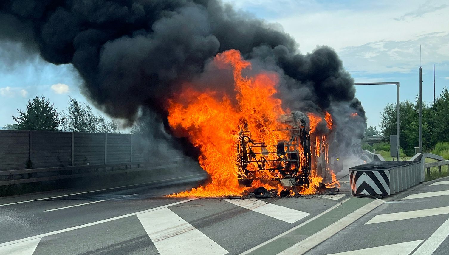 Brennender Bus auf A2 bei Ebikon: Ursache ist nun klar