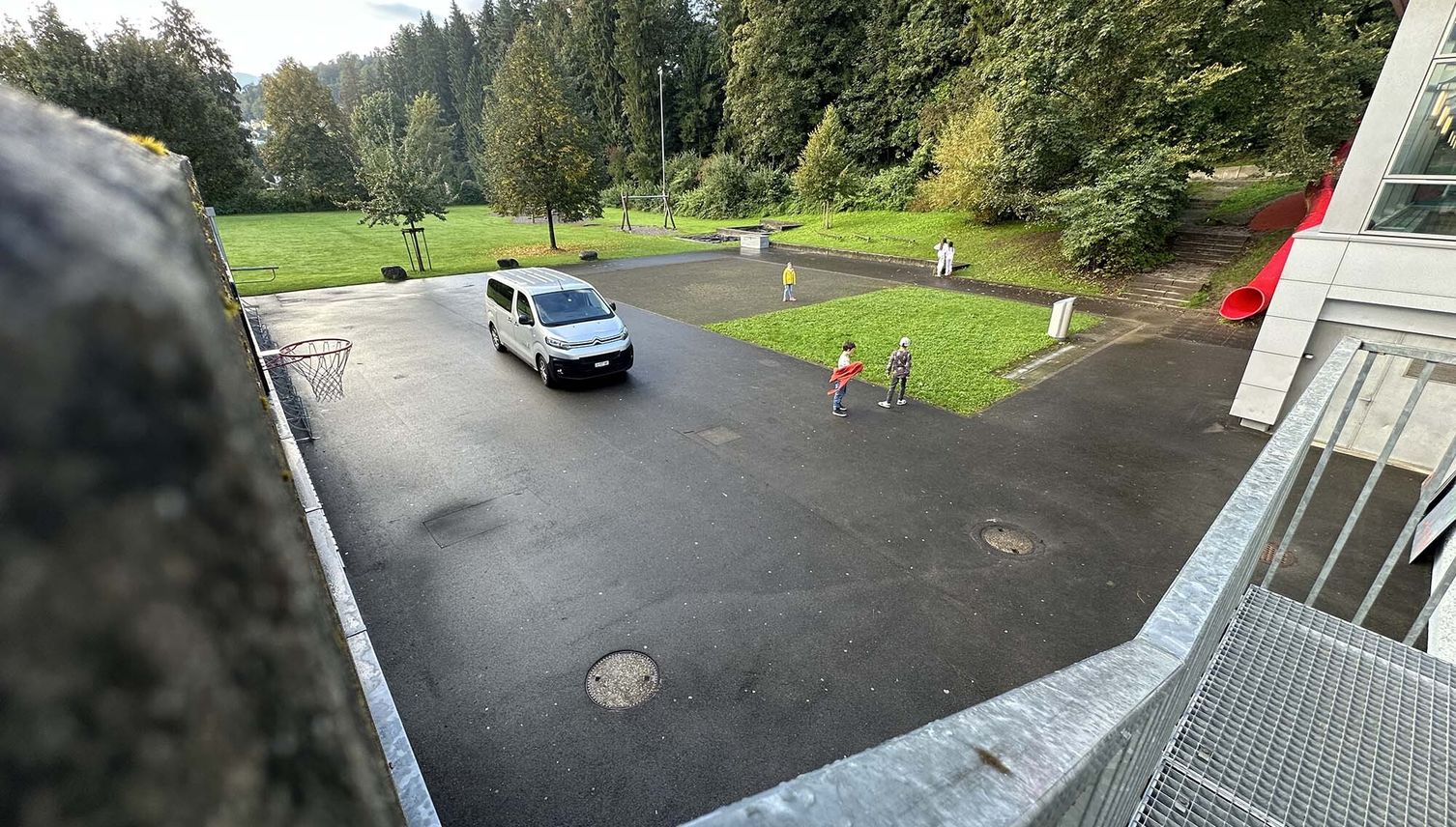 Autos statt Pausenplatz? Einwohnerrat kritisiert Kriens