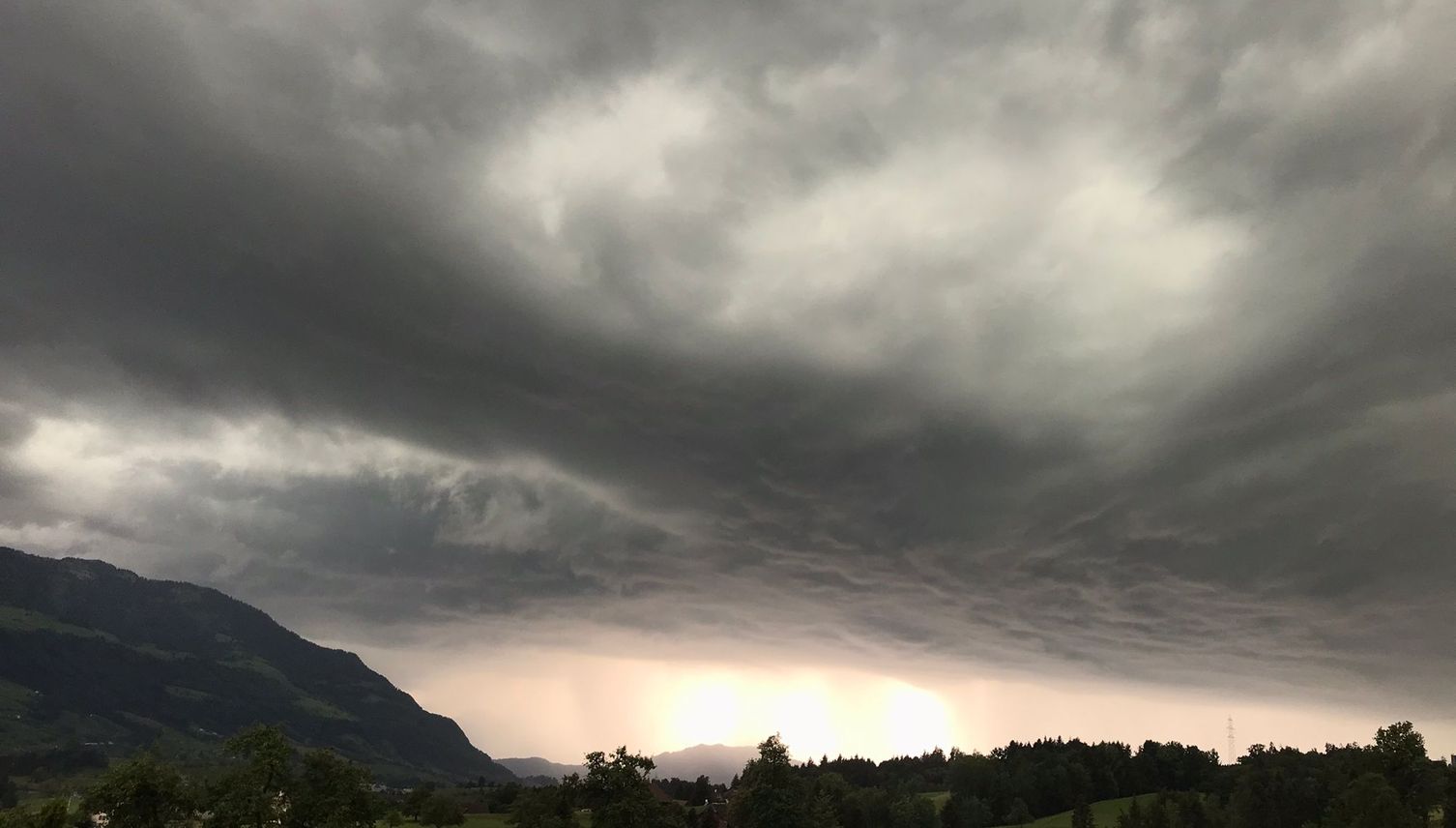 Starke Stürme erwarten Zug und Luzern – Bergbahnen schliessen