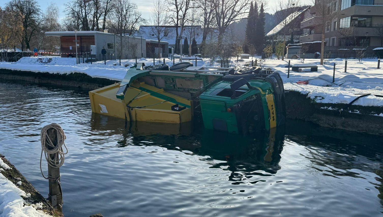 Rutschige Strasse: Lastwagen landet in der Lorze