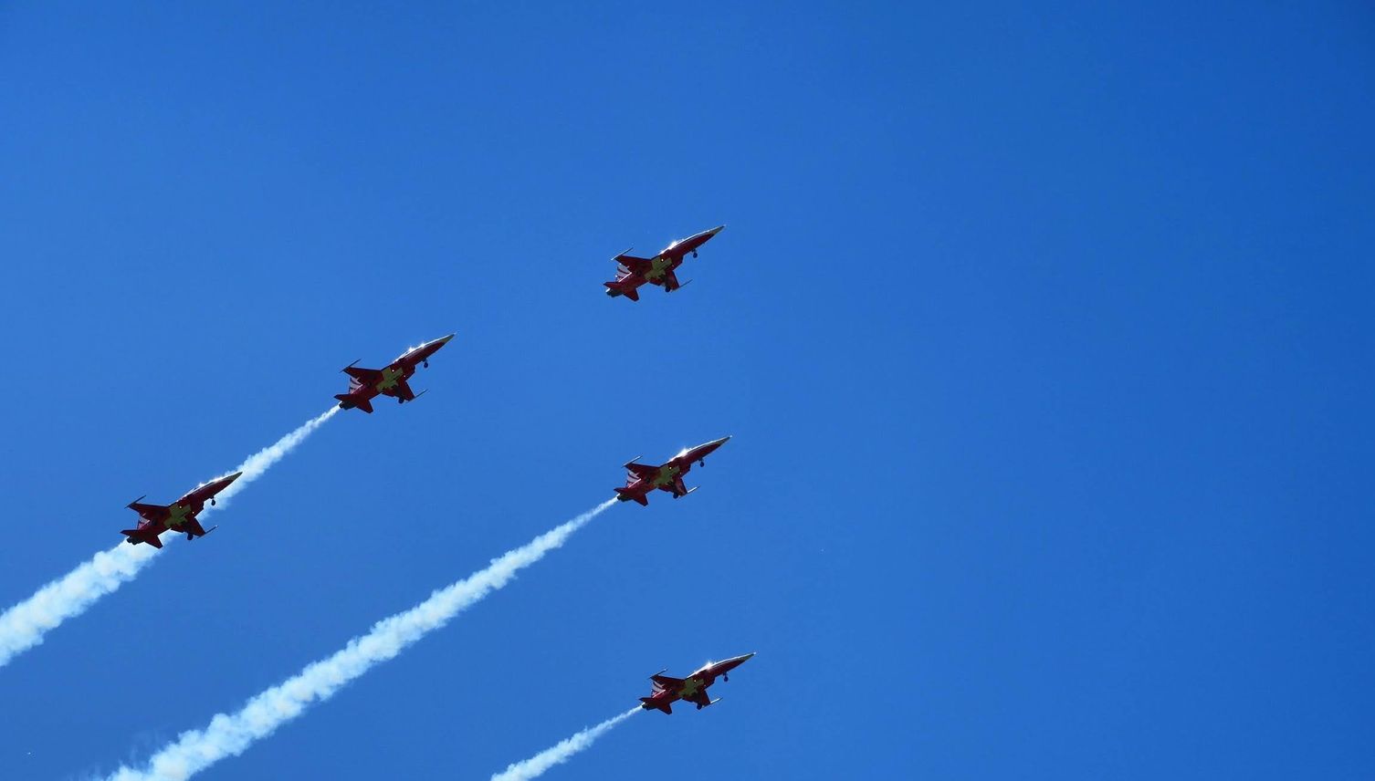 Patrouille Suisse donnert wieder über Emmen