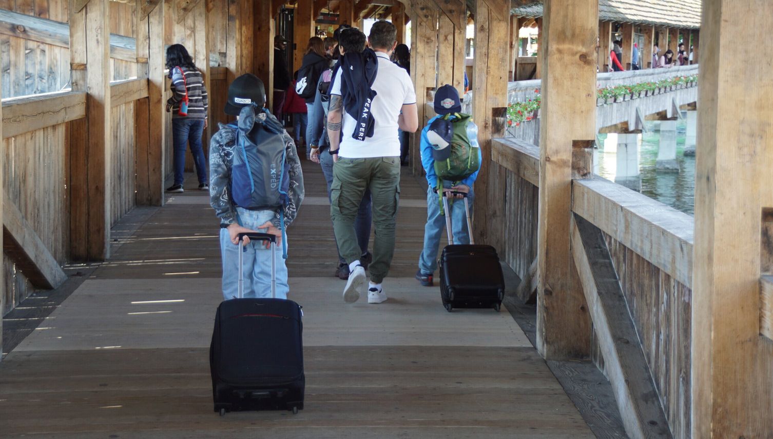 Neues Holz der Kapellbrücke hat merkwürdige Furchen